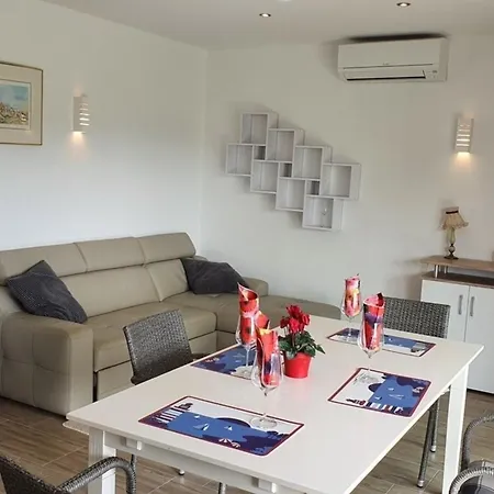 Olivia Valkanela App 1